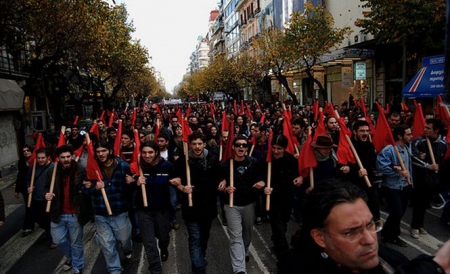  Mii de muncitori greci au ieşit, vineri, pe străzile Atenei pentru a cere eliberarea sindicaliştilor reţinuţi cu o zi în urmă.