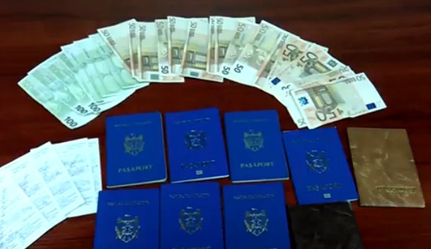 По данным источника, члены преступного сообщества брали от 1300 до 1500 евро за переправку одного мигранта.