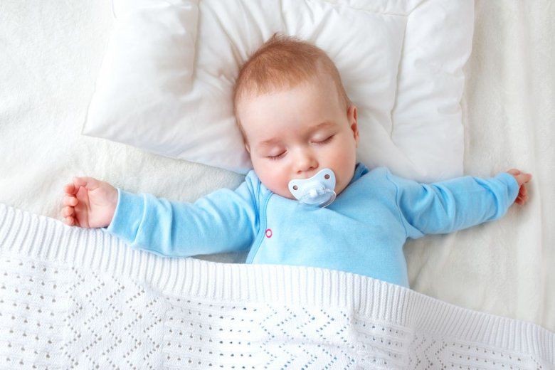 Perna ideală pentru somnul copilului. Care sunt recomadările pediatrului