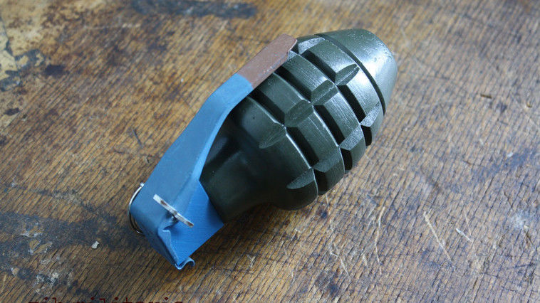 Bărbatul, care a aruncat cu grenade în curtea unui agent economic, riscă până la 15 ani de închisoare. 