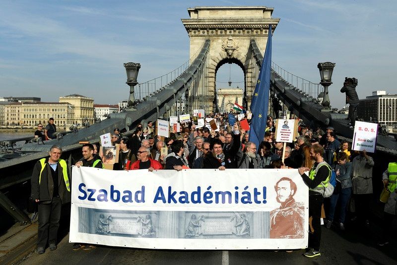 Протестующие держали в руках плакаты с надписью "Мышление не вредит вашему здоровью".