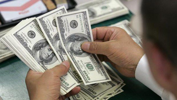 În 2015, moneda naţională s-a devalorizat cu peste 26% în raport cu dolarul. Foto: rtvbn.com