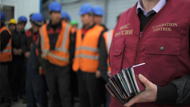 Moldovenii care muncesc în Rusia trebuie să plătească, în 2016, mai mult pentru patenta de întreprinzător.
