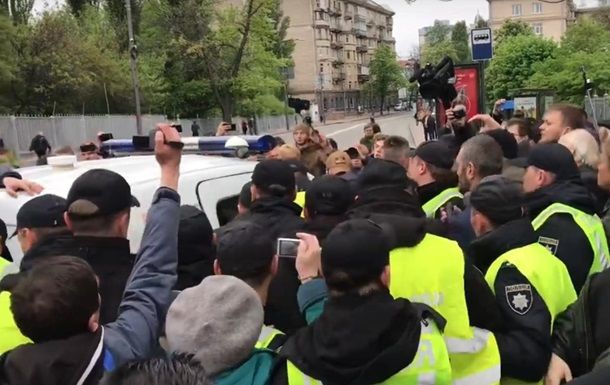 В Киеве у полиции пытались отбить задержанную пенсионерку.
