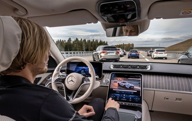 Mercedes первым в Европе начинает продажи машин с автопилотом.