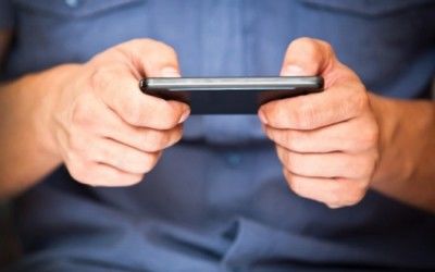 A comandat un telefon mobil și a primit o cutie din carton, goală.