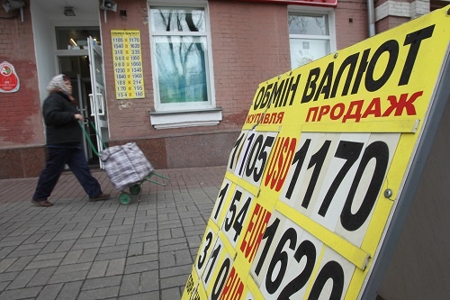 За год официальный курс гривны вырос на 98%, реальный - на 170%.