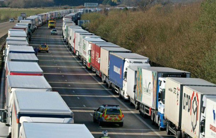 Blocajul de 40 de kilometri de pe o autostradă a însumat peste 3.000 de camioane. Foto: automarket.ro