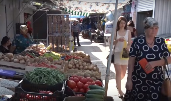 Комратские уличные торговцы не хотят переходить в рынки.
