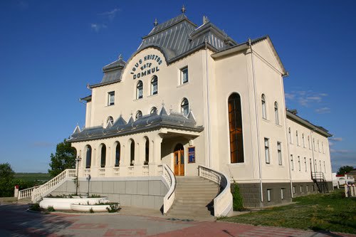 La Corjeuţi, bunăstarea se vede şi în numărul mare de copii. În sat se află cea mai mare şcoală din raion.