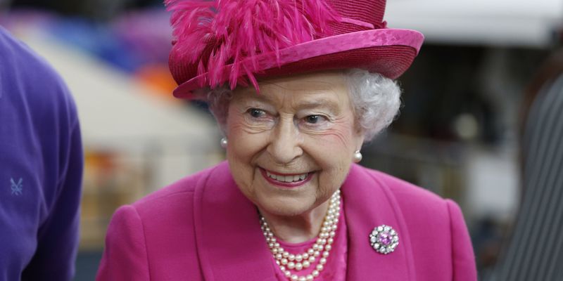 Накануне своего 90-летия британская королева Елизавета II посещает публичные и официальные мероприятия.