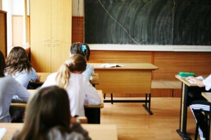 Profesorul a petrecut două zile cu doi elevi, unul dintre ei fiind chiar fiica lui. 