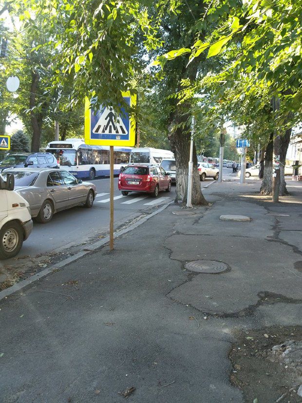 Ошибка водителя троллейбуса заблокировала движение транспорта в одном из секторов столицы.