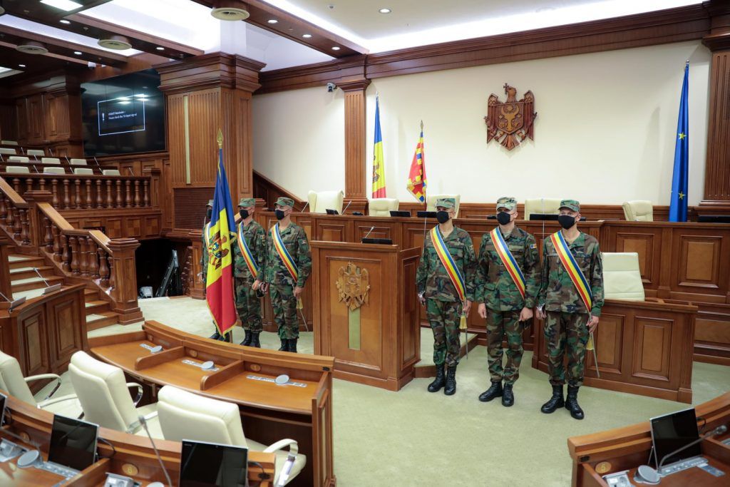 В парламенте ведутся приготовления для первого учредительного заседания.