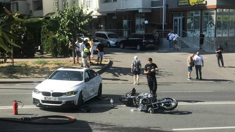 Un motociclist, spulberat de un BMW în centrul Capitalei: Ambii conducători, spitalizați.