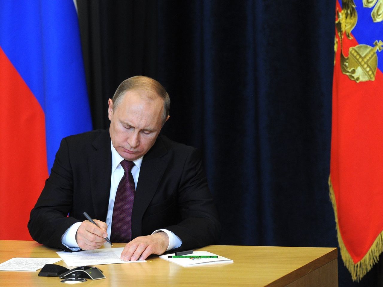 Путин выдал российское гражданство пяти уроженцам Молдовы.