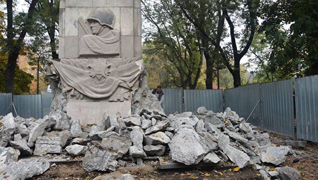 В Варшаве завершают демонтаж памятника воинам Красной армии.