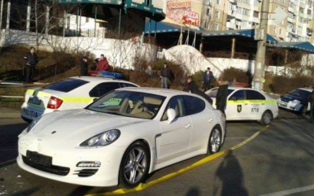 Tanarul care a pus pe jar politia capitalei la volanul unui Porche Panamera a devenit astazi cetatean roman.