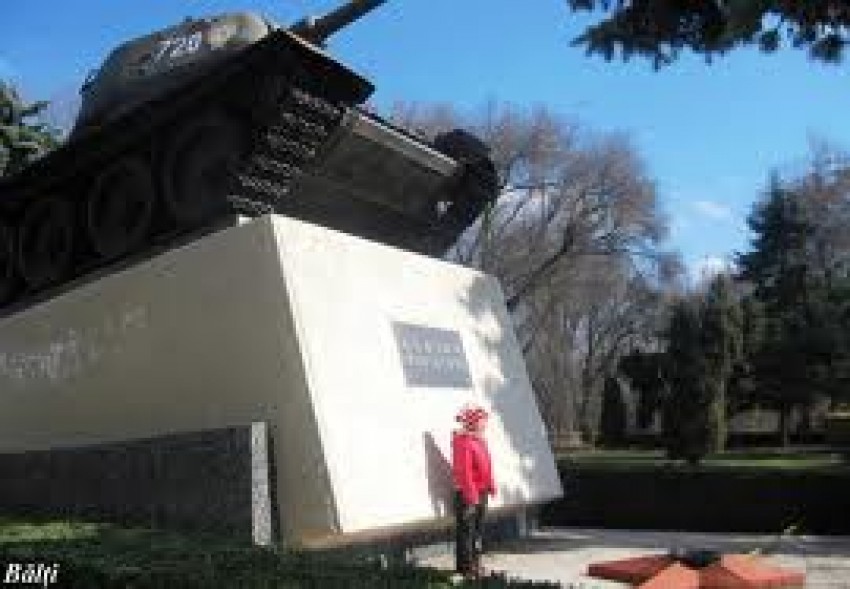 În această noapte au apărut inscripţii stranii pe două monumente sovietice din oraşul Bălţi