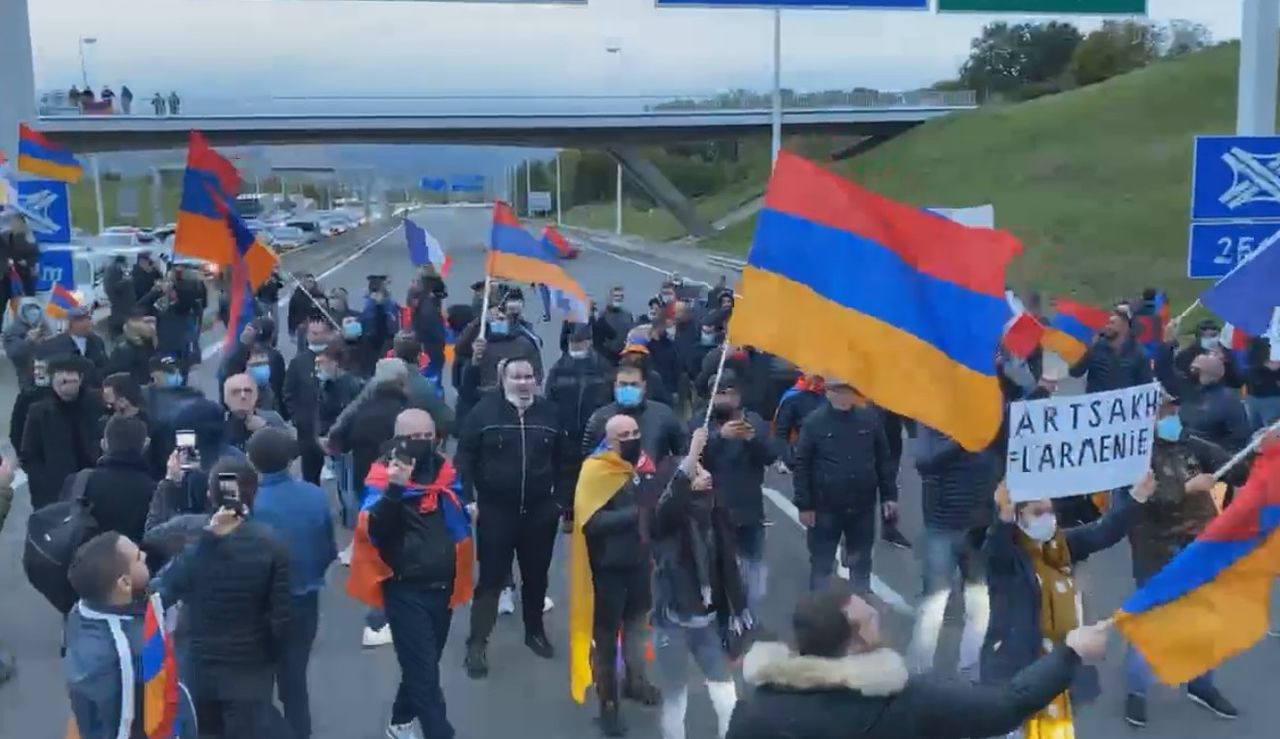 Во Франции прошли столкновения между армянской и турецкой диаспорами.