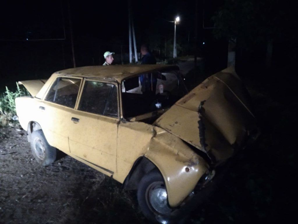 В Дубоссарском районе автомобиль врезался в дерево.