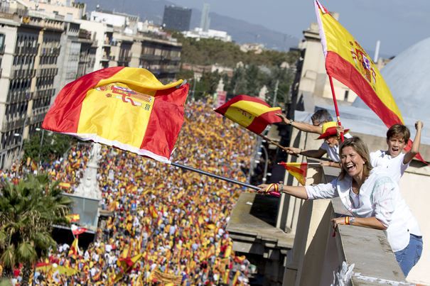 Dacă își va declara independența, Catalonia riscă să rămână și fără autonomie. 