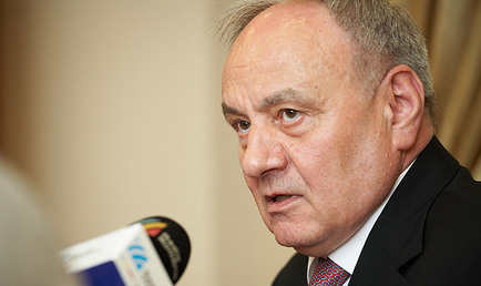 O pătrime dintre moldoveni consideră că preşedintele Republicii Moldova, Nicolae Timofti, favorizează anumite partide politice. 
