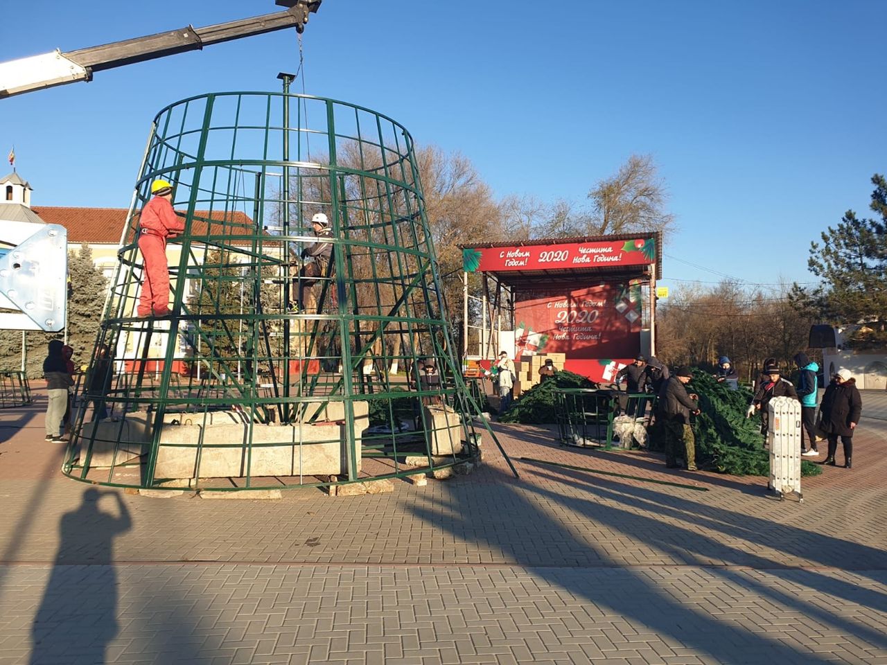 В Тараклии по примеру Оргеева устанавливают новогоднюю елку.