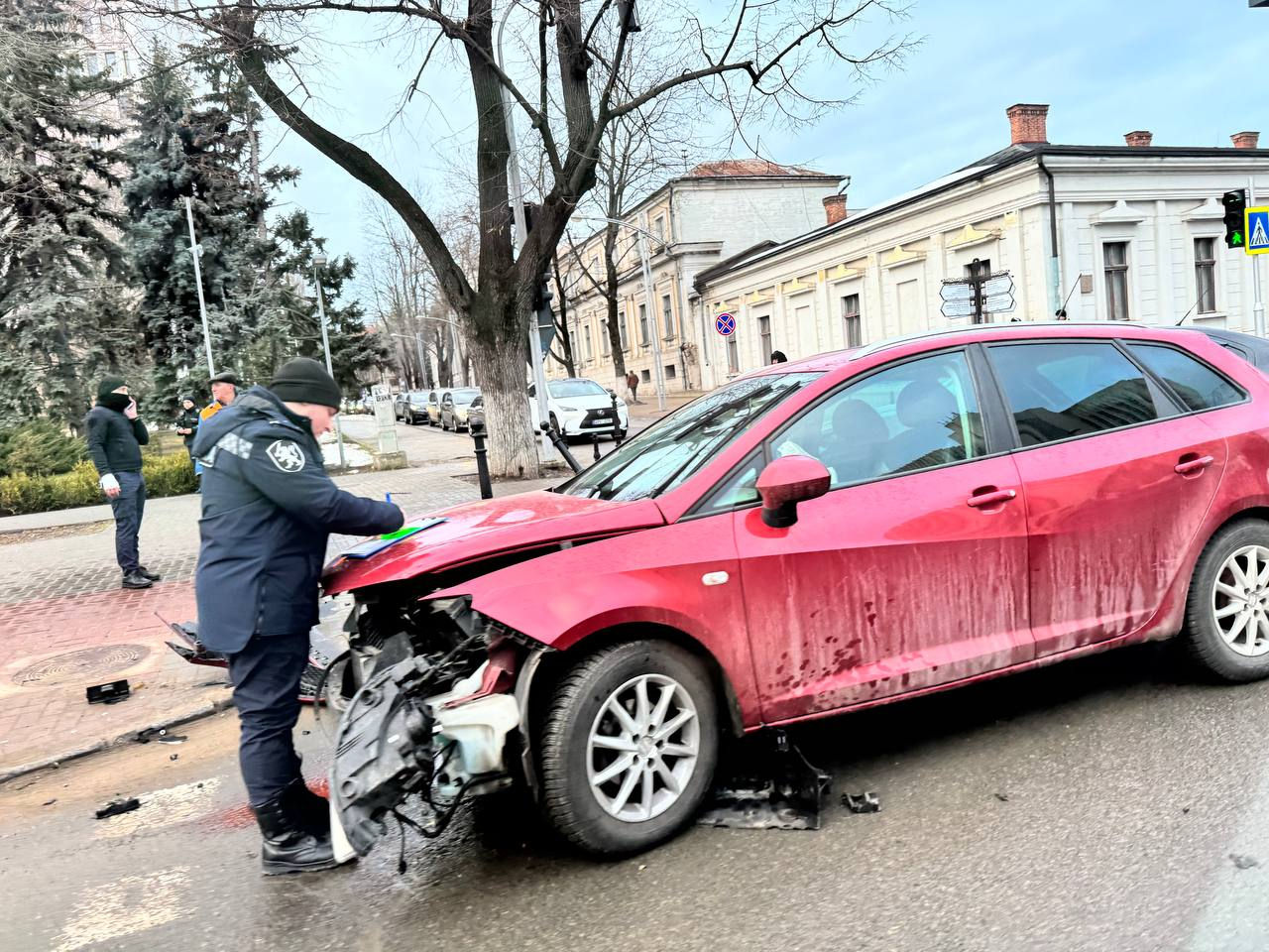 В центре Кишинева произошло ДТП: столкнулись два автомобиля.