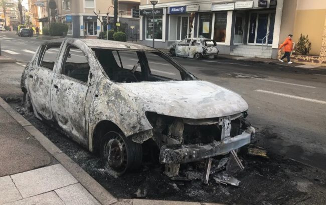 Сожженные авто и раненые: нарушители карантина во Франции напали на полицию.