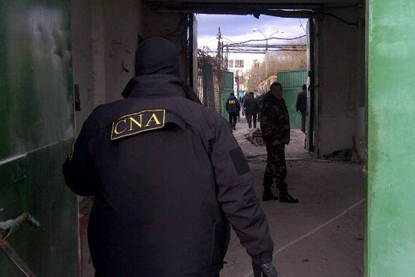 Один из сотрудников задержан в момент получения 1000 евро в два приема под контролем НЦБК.