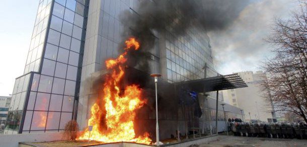 În Kosovo, zeci de membri ai opoziţiei au incendiat o anexă a sediului Guvernului. Foto: thestar.com