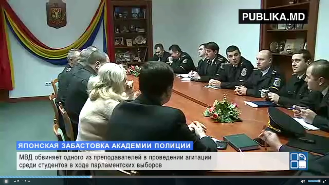 Преподаватели академии полиции повязали ленточки триколора - в знак протеста против действий МВД.  Фото: publika.md