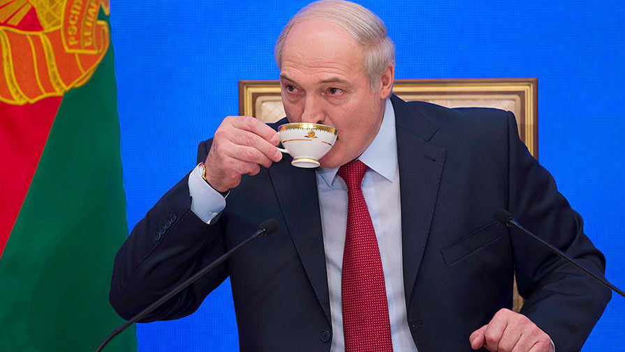 Лукашенко предложил белорусам перейти с кофе на молоко.