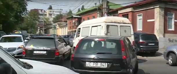 Водители возмущены образовавшимися пробками в центре Кишинева.