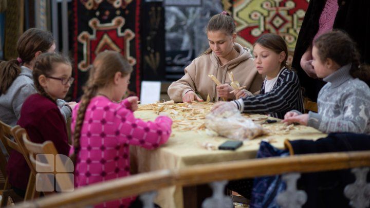 Народные умельцы научили детей делать ёлочные игрушки.