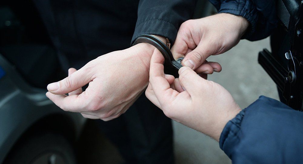 Полицейский и адвокат помещены под 72-часовой арест.