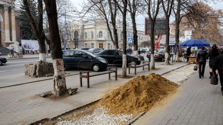 Pe timp de iarnă trotuarele de pe bulevardul Ștefan cel Mare și Sfânt vor fi transformate în adevăratre șantiere. Foto: publika.md