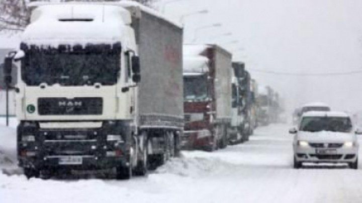 На помощь водителю направились сотрудники дорожных служб.