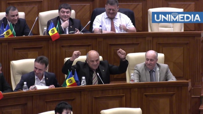 Анатол Архире поприветствовал Румынию в парламенте Молдовы.