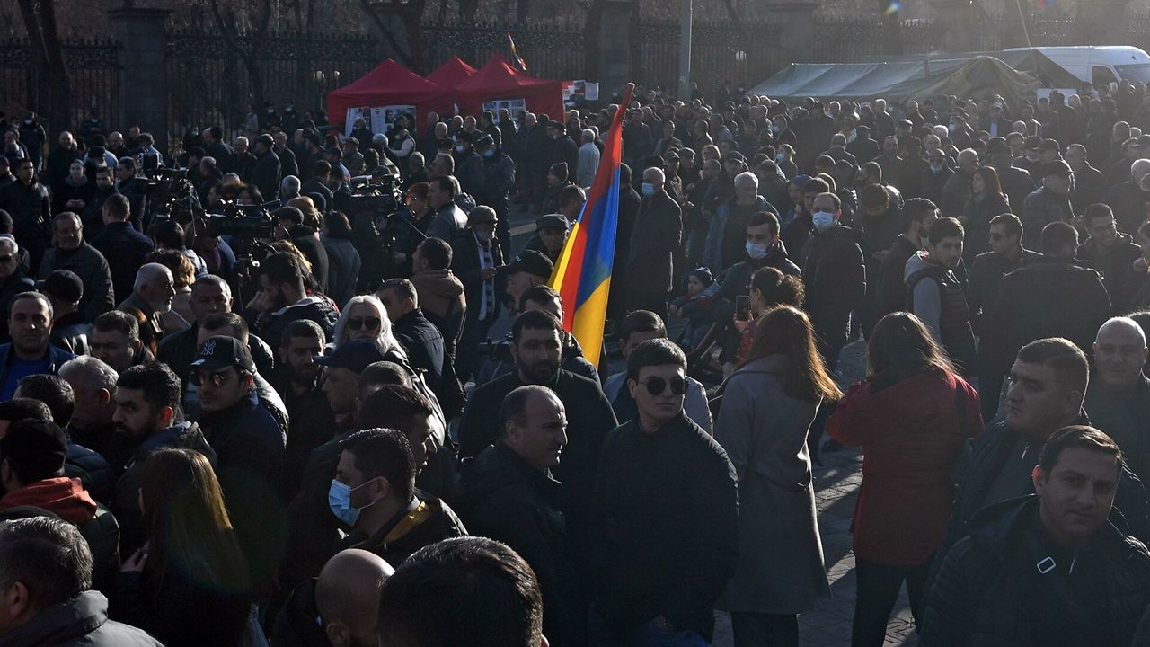 В Ереване полиция пытается взять в кольцо протестующих у парламента.