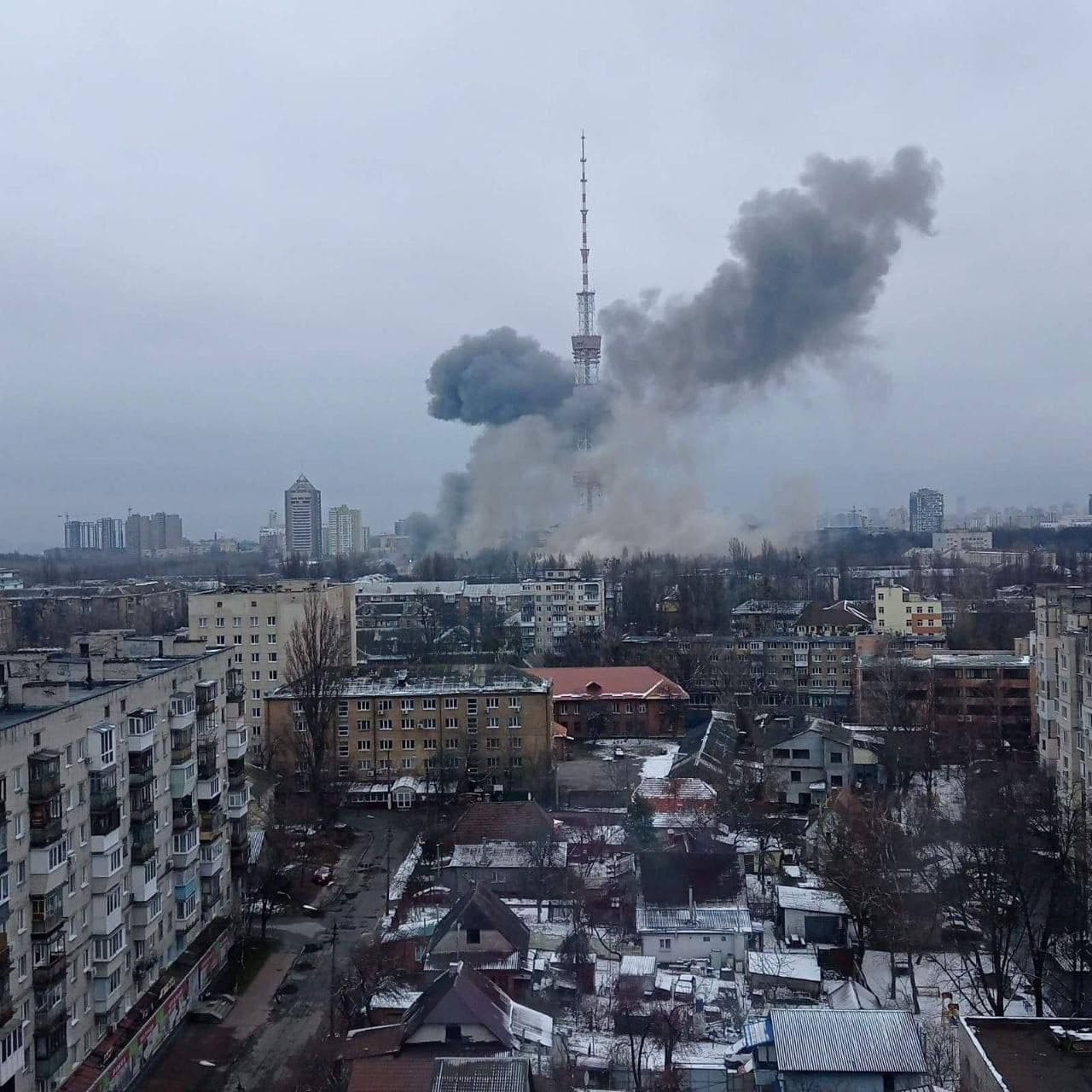 В Киеве у телевышки прогремели взрывы.