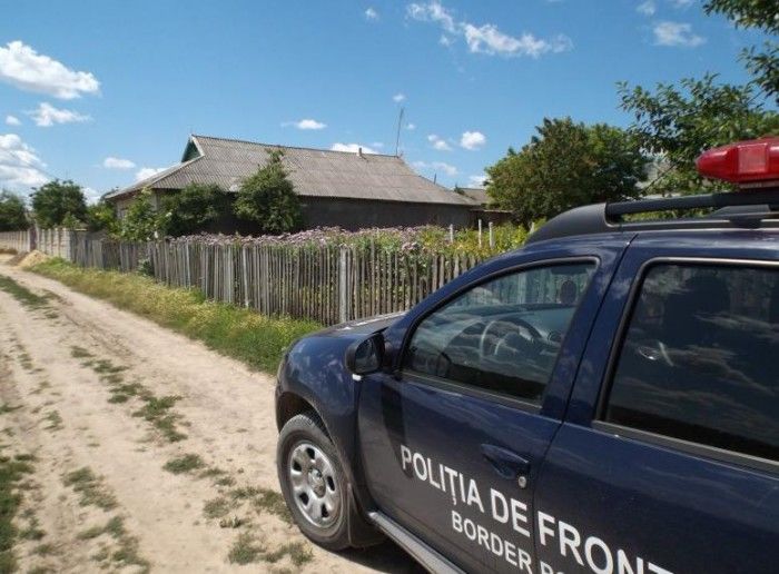 O locuitoare a satului Ucrainca, raionul Căușeni, planta în grădină maci. Foto: border.gov.md