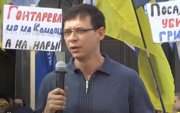 Евгений Мураев выступает перед своими сторонниками в Киеве.