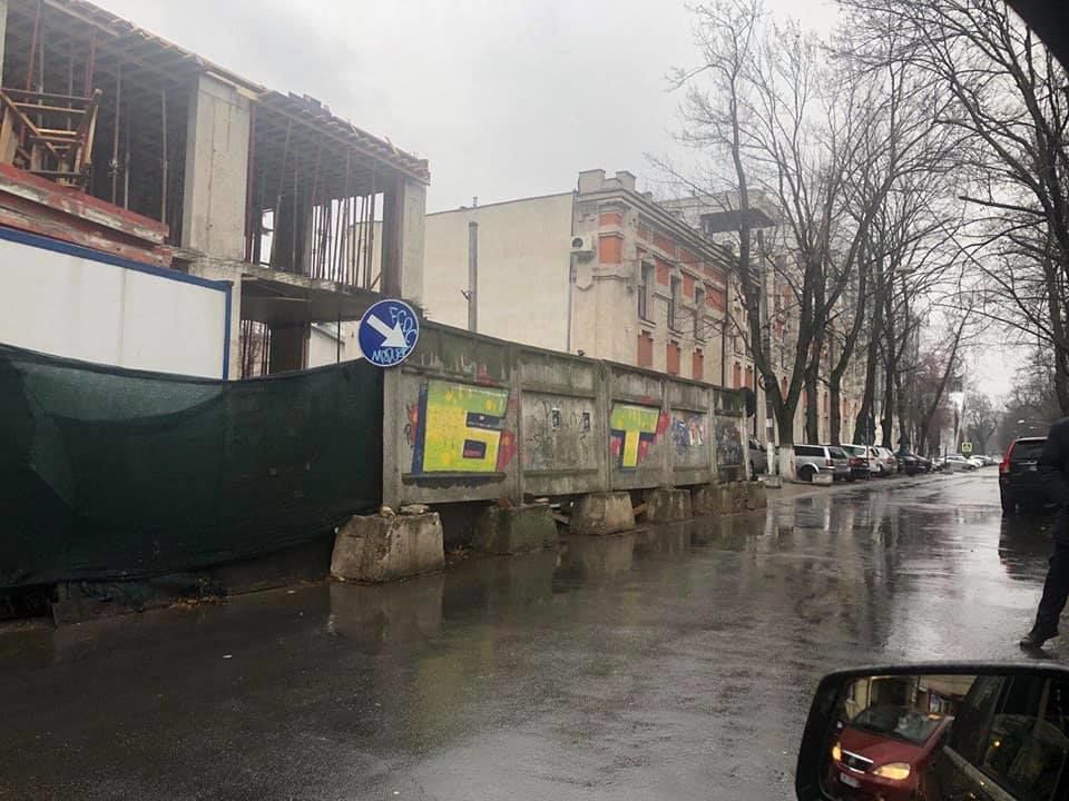 По требованию примэрии забор на Вероника Микле заменили на безопасный.