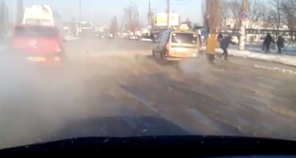 Водопровод находится очень близко к бывшему карьеру, что может в дальнейшем спровоцировать еще большие оползневые процессы.