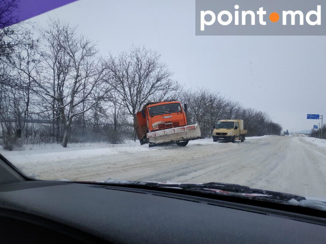 В Теленештском районе в кювет слетел снегоуборочный автомобиль