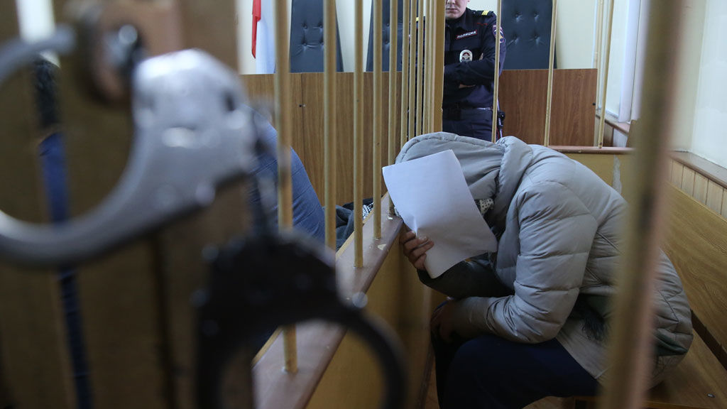  Получив отказ, мужчина нанёс два удара резиновой дубинкой гостье по голове.