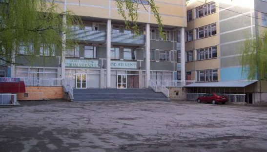 Учеников столичного лицея эвакуировали из-за дыма в столовой.