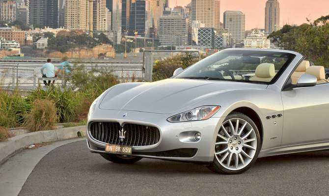 На Рублевском шоссе чеченец избил свою подругу и умчался прочь на ее Maserati.